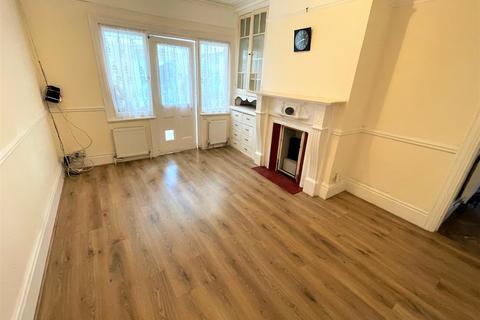 82 Heath Park Road, Romford, RM2 5XH