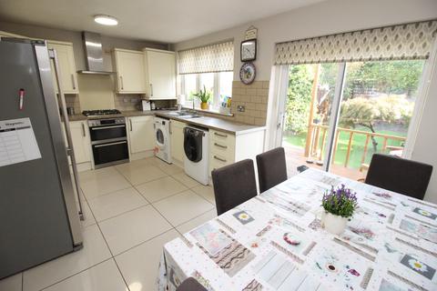 2a Pembury Avenue, Worcester Park, KT4 8BT