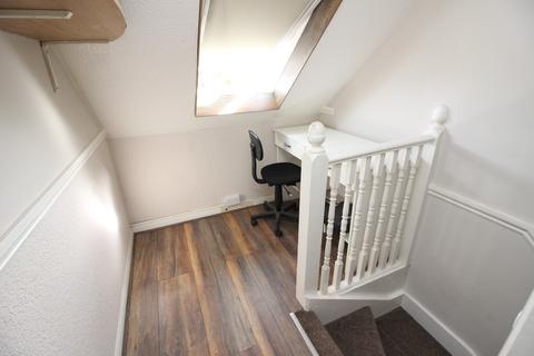 2a Pembury Avenue, Worcester Park, KT4 8BT