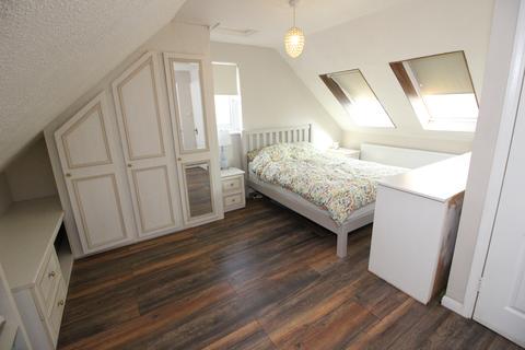 2a Pembury Avenue, Worcester Park, KT4 8BT
