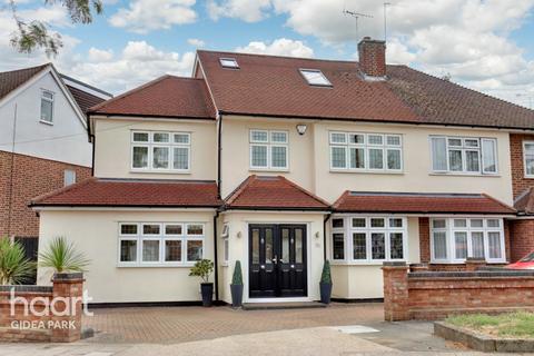 52 Farnes Drive, Romford, RM2 6NS