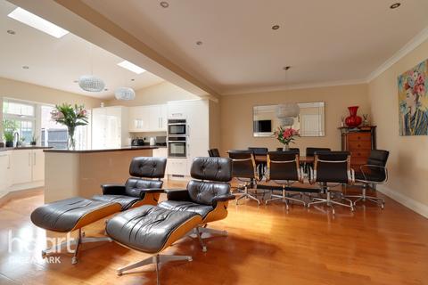 52 Farnes Drive, Romford, RM2 6NS