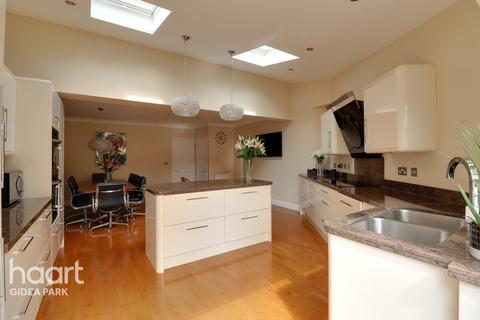 52 Farnes Drive, Romford, RM2 6NS