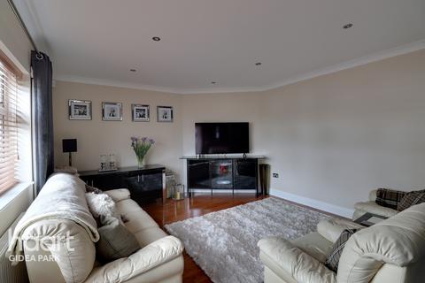 52 Farnes Drive, Romford, RM2 6NS