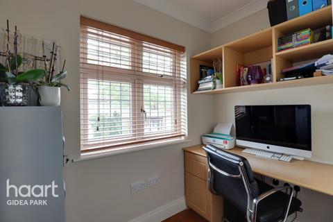52 Farnes Drive, Romford, RM2 6NS