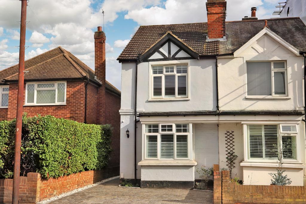 Molesey Road, Hersham KT12 3 bed semidetached house £595,000