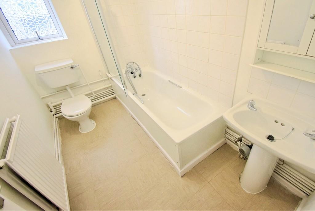 D72b680b-Bathroom Shot