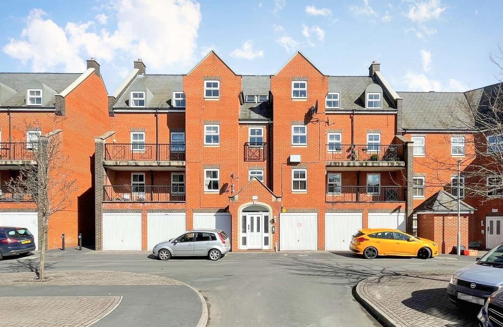 Lynmouth Road, Churchward, Swindon 2 bed apartment £850 pcm (£196 pw)
