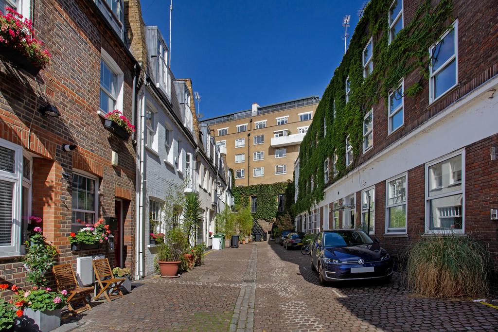 Kendrick Mews, South Kensington, London SW7 4 bed apartment £3,467