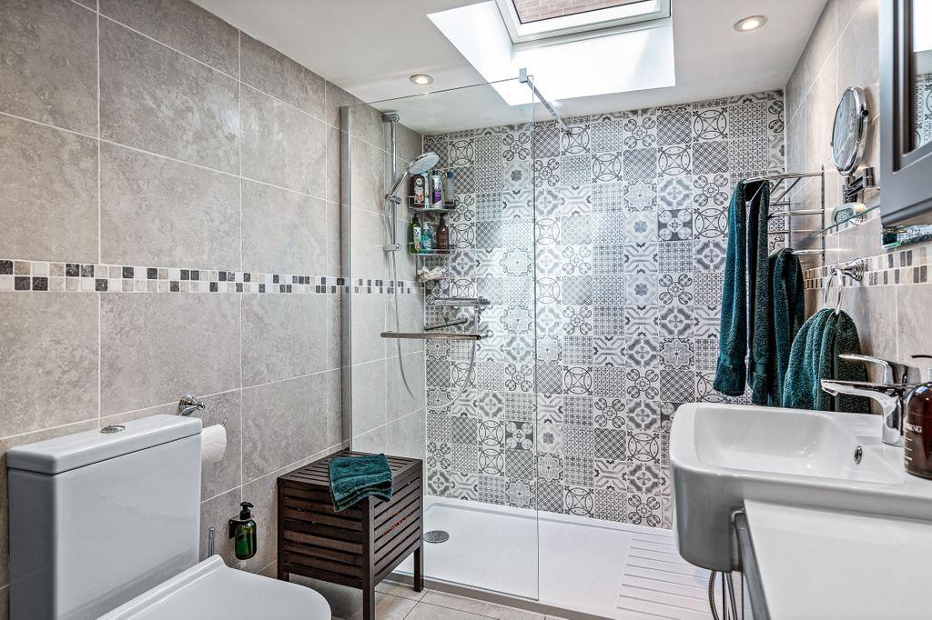 Ensuite to Bed 1