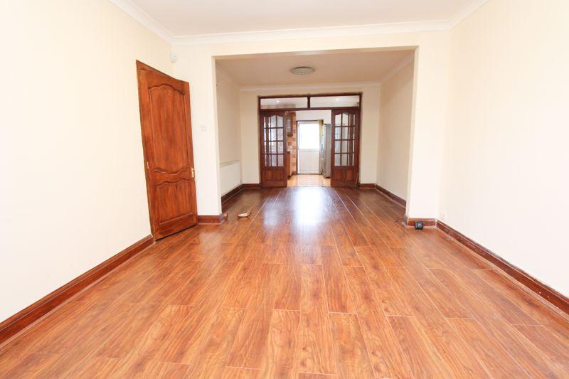 Ascot Gardens, Southall 3 bed terraced house £2,100 pcm (£485 pw)