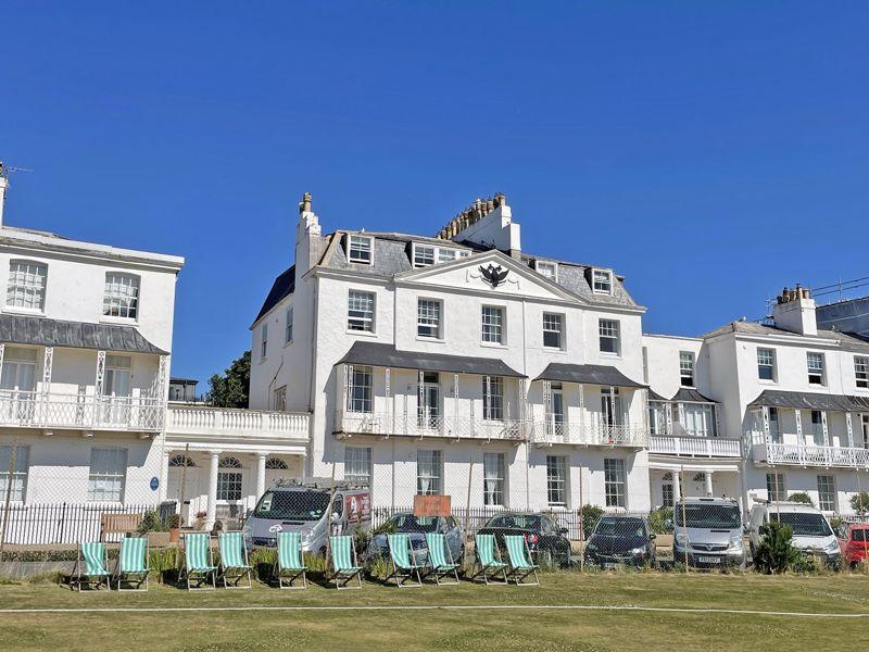 Fortfield Terrace, Sidmouth 2 bed flat £1,200 pcm (£277 pw)
