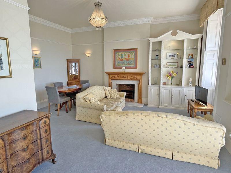 Fortfield Terrace, Sidmouth 2 bed flat £1,200 pcm (£277 pw)