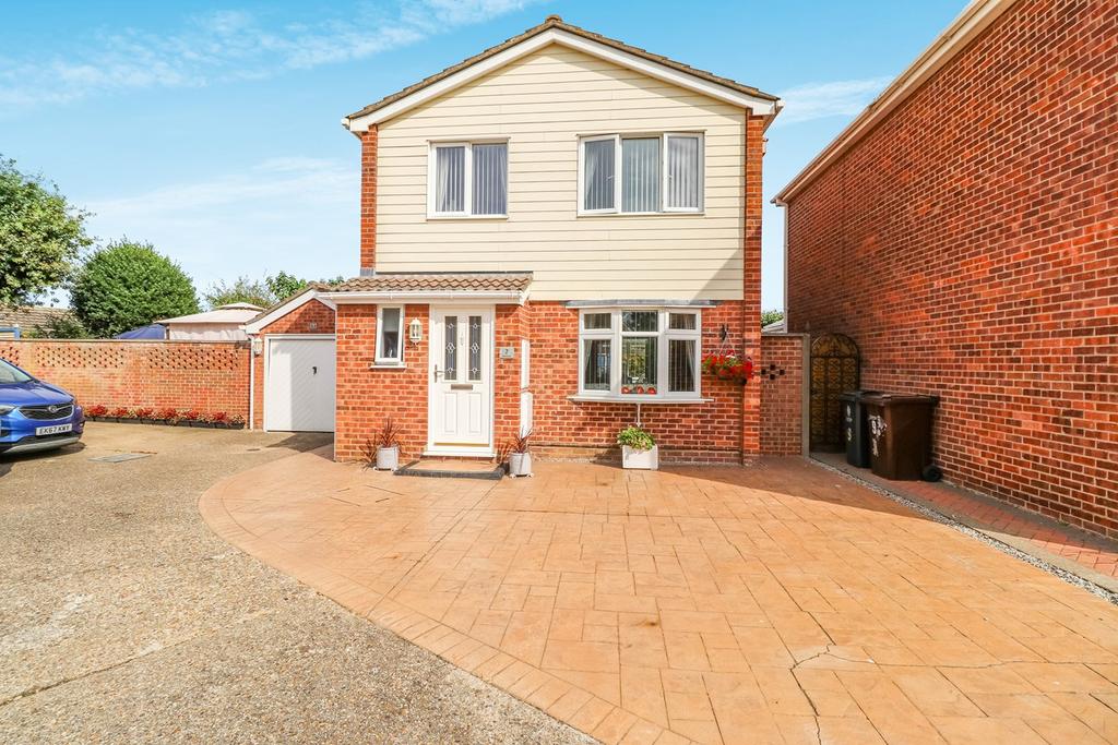 Dale Close, Elmstead, Colchester, CO7 3 bed detached house £380,000