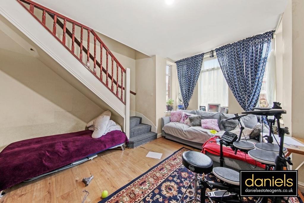 St Johns Avenue, Harlesden, London, NW10 3 bed flat for sale £425,000