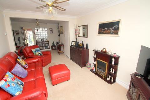2 bedroom terraced house for sale - Ravensbourne Avenue, Staines-upon-Thames, TW19