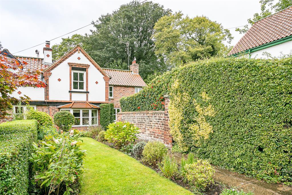 Northgate, Walkington, East Yorkshire, HU17 8ST 3 bed end of terrace