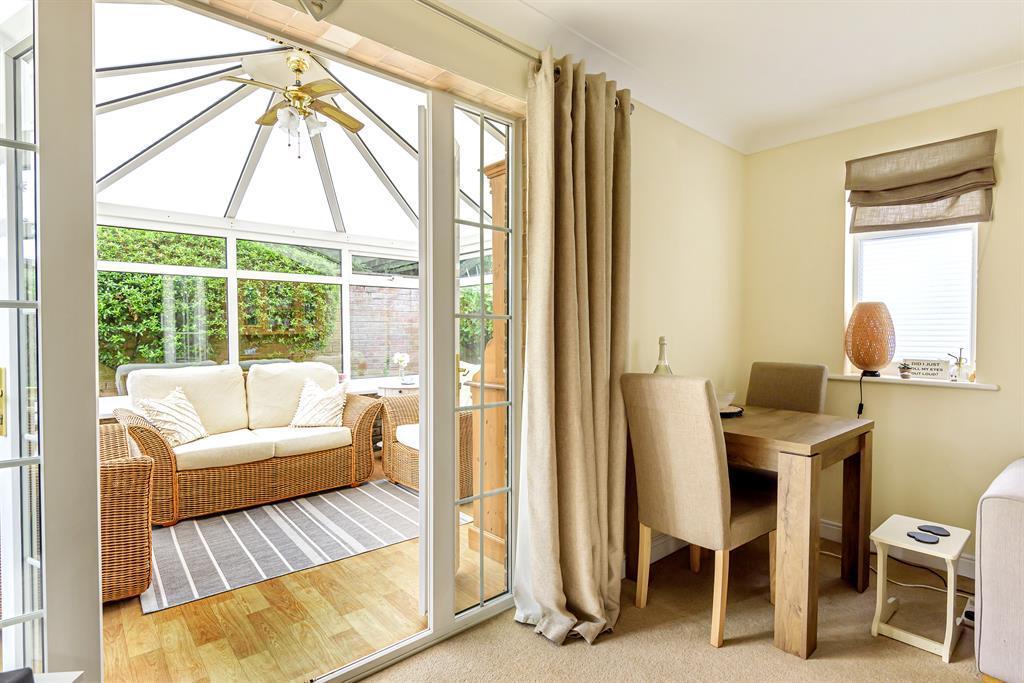 Canterbury Close, Beverley, East Yorkshire, HU17 8PS 3 bed semi