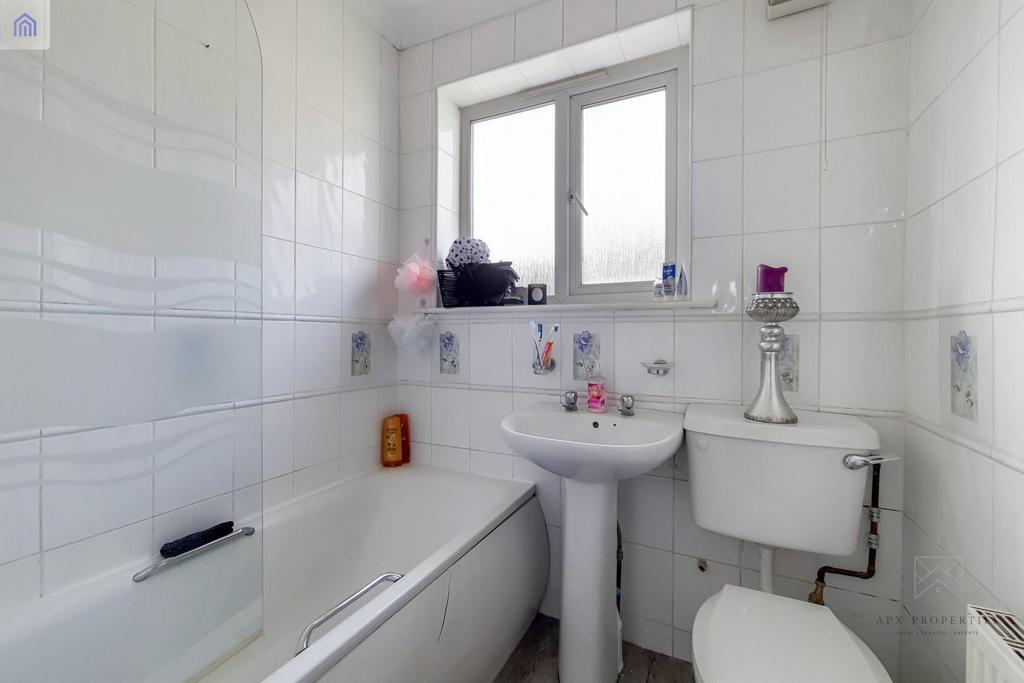11 Bathroom-0.jpg