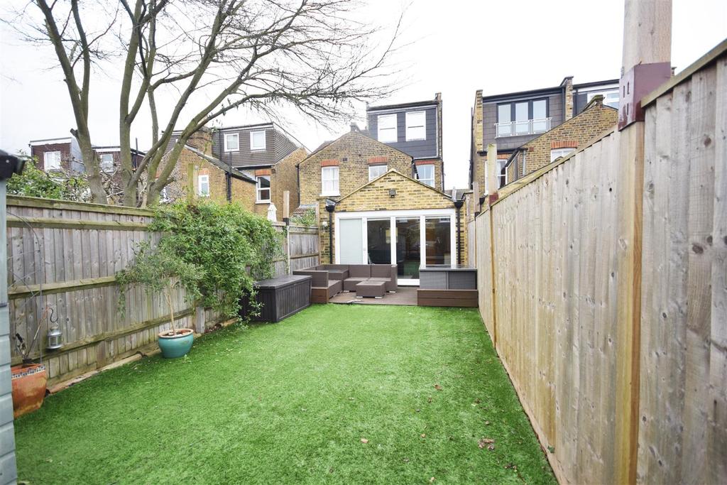 Crane Road, Twickenham 4 bed semidetached house £950,000