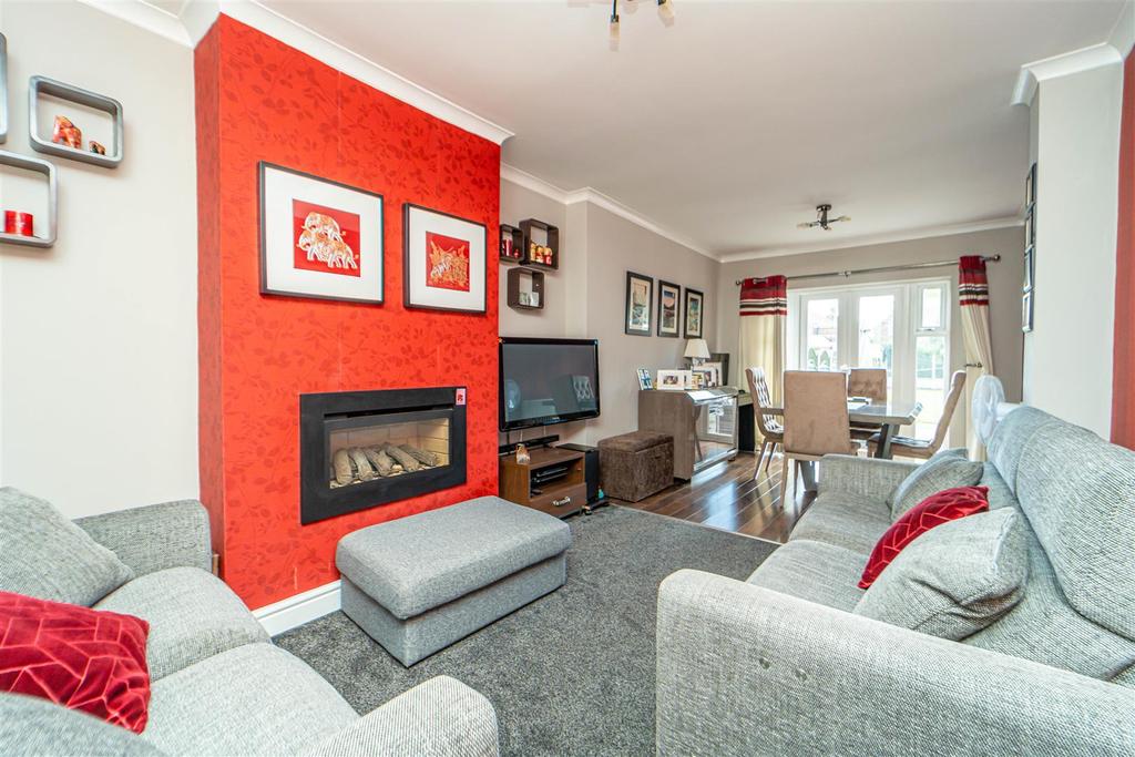 53 Wychbury Road, Finchfield 3 bed semidetached house £317,950
