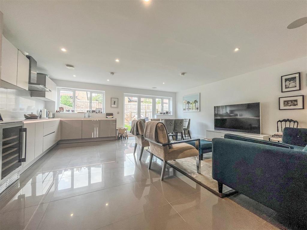 Waterhouse Place, Bushey 3 bed terraced house for sale £799,950