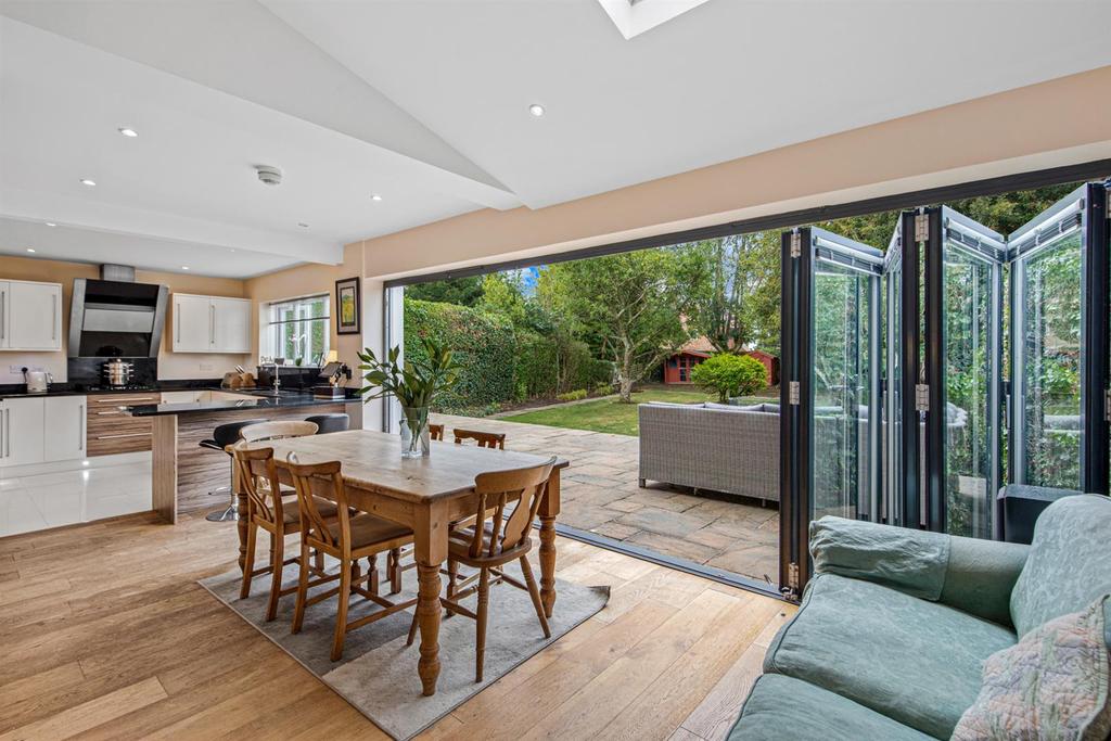 Woodfield Road, Oadby, Leicester 5 bed semidetached house for sale £