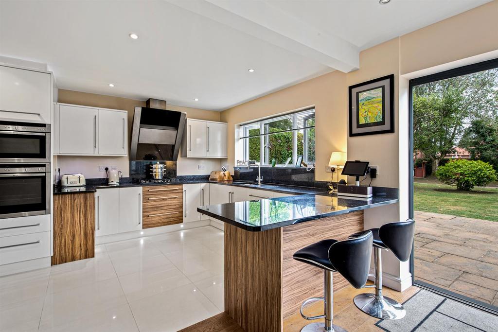 Woodfield Road, Oadby, Leicester 5 bed semidetached house for sale £