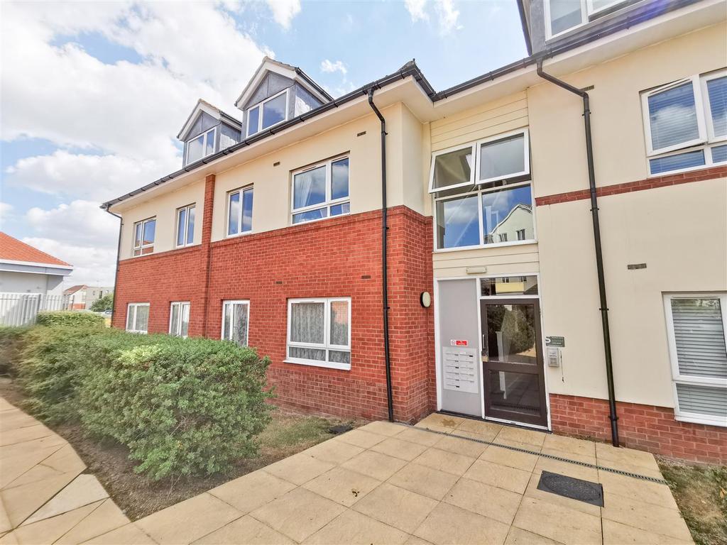 Wilkinson Drop, Hadleigh, Benfleet 2 bed flat for sale £235,000