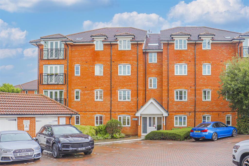 Winnipeg Way, Broxbourne 2 bed flat £275,000