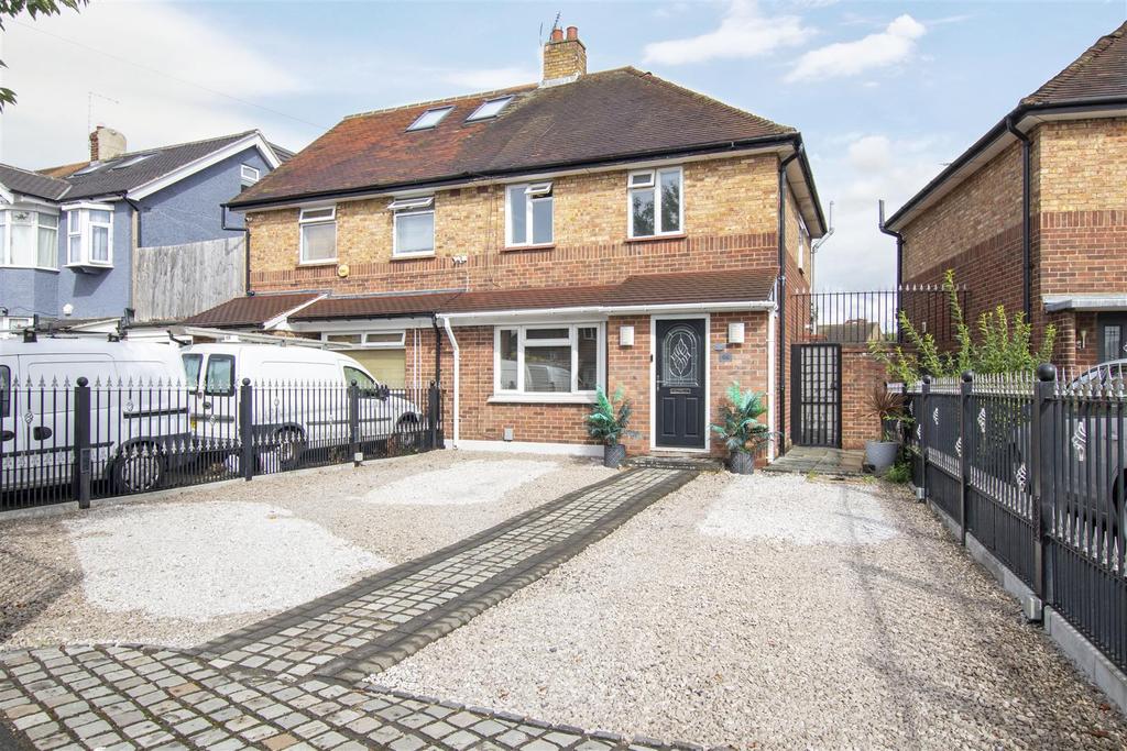 Raglan Avenue, Waltham Cross 2 bed semidetached house for sale £450,000