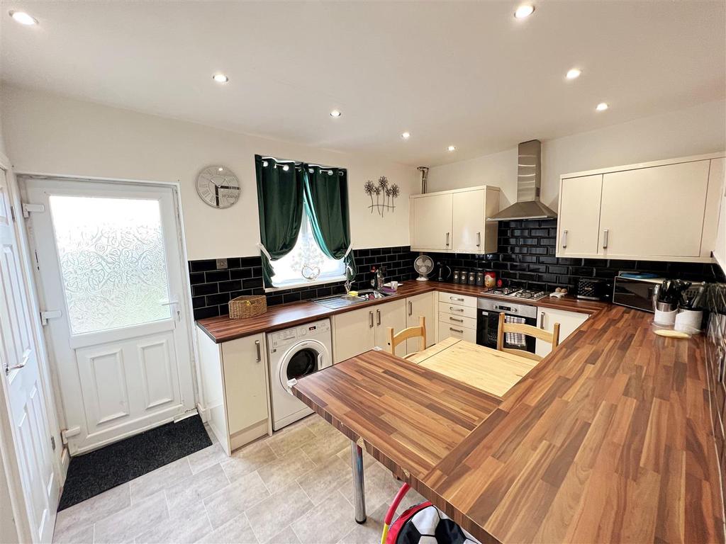 Park Road, Askern, Doncaster 2 bed terraced house for sale £80,000