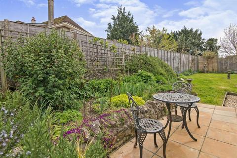 8 Latchmount Gardens, Axminster, EX13 5JT