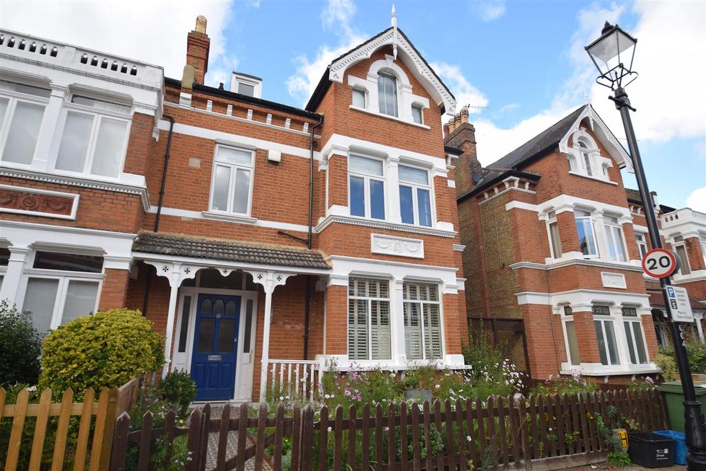 St Stephens Gardens, East Twickenham 2 bed apartment £695,000