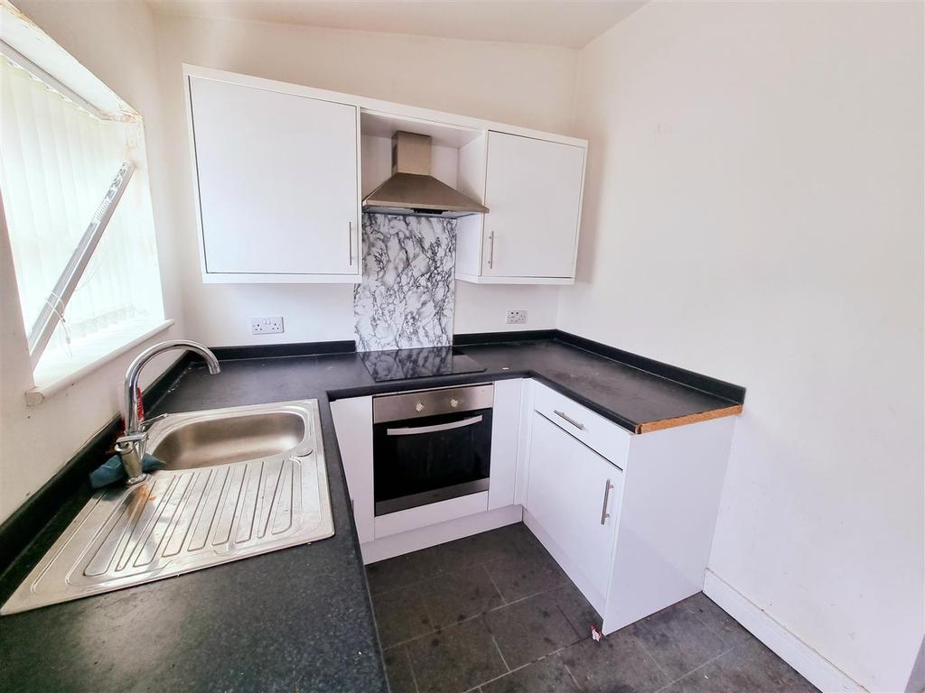 Priestsic Road, SuttonInAshfield 3 bed terraced house £70,000