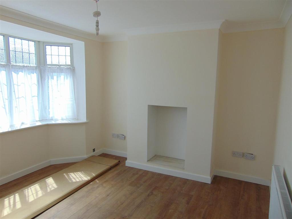 Woodend Road, Walsall 3 bed semidetached house £895 pcm (£207 pw)