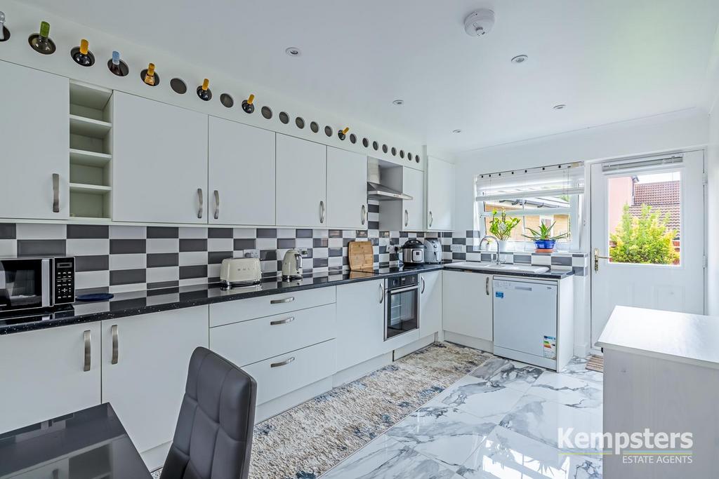 Kitchen 2.jpg