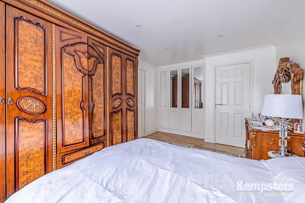 Bedroom 1 3rd.jpg