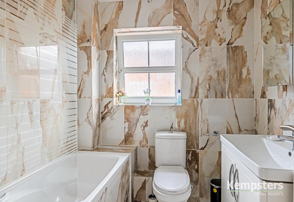 Bathroom 2nd.jpg