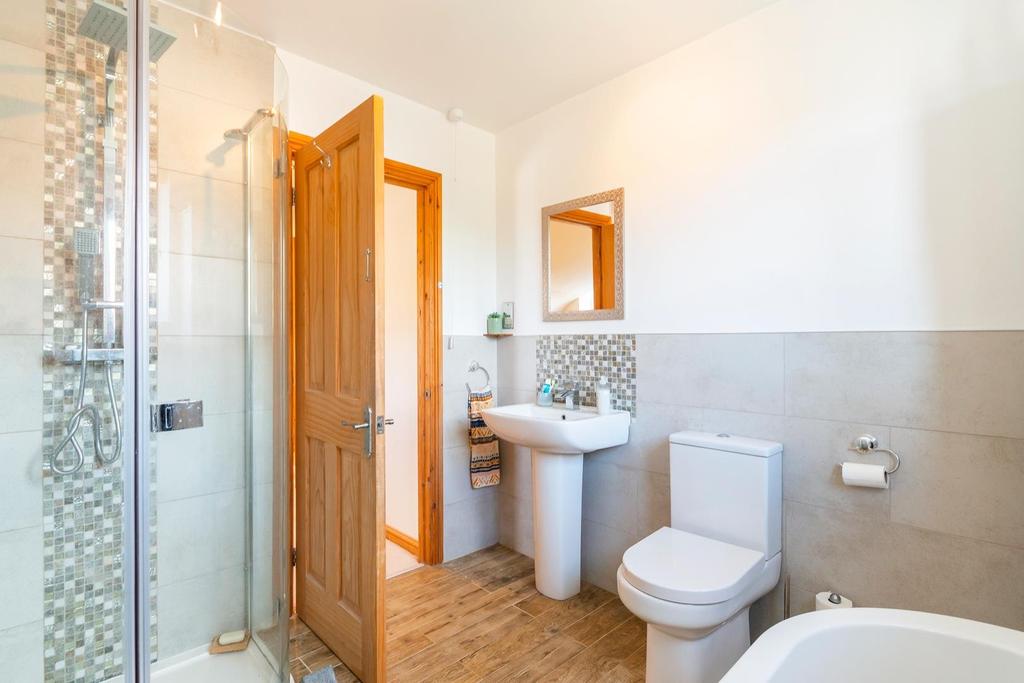 DAORLLEWNAB1 - Bathroom A.jpg