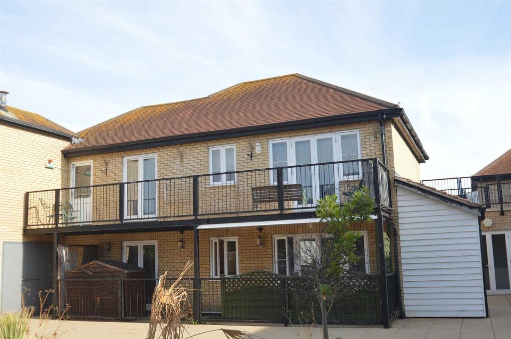 Boleyn House, Roche Close, Rochford 2 bed apartment £995 pcm (£230 pw)