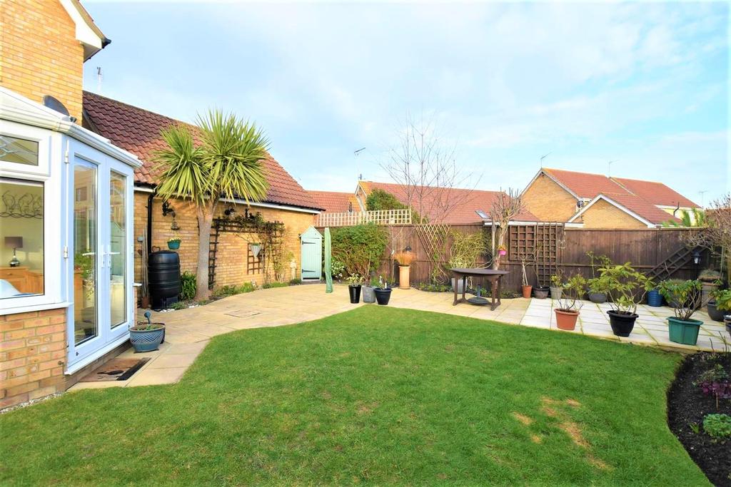 Regency Close, Rochford 3 bed end of terrace house £350,000