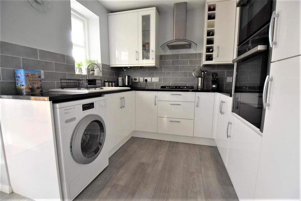 Regency Close, Rochford 3 bed end of terrace house £350,000