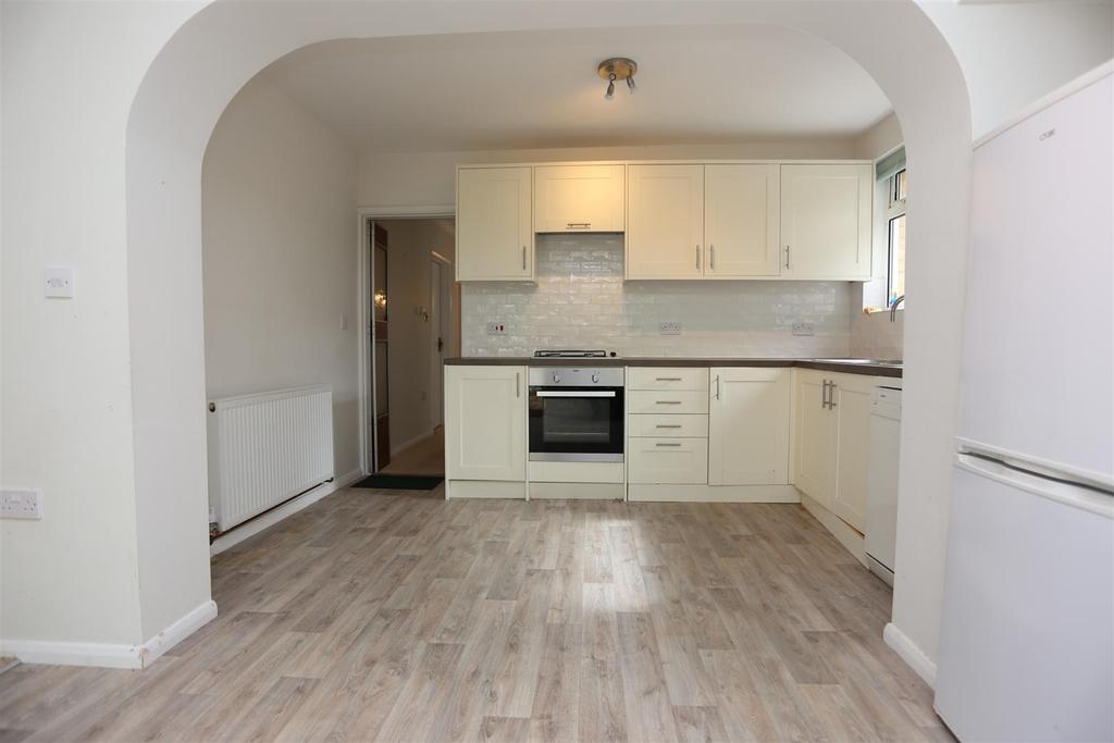 Elvin Crescent, Rottingdean, Brighton 3 bed bungalow £1,495 pcm (£345 pw)