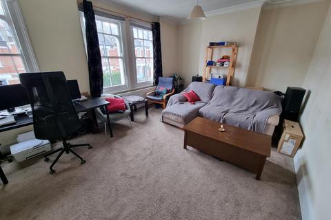 3 bedroom flat to rent - Kingswood Road, Clapham