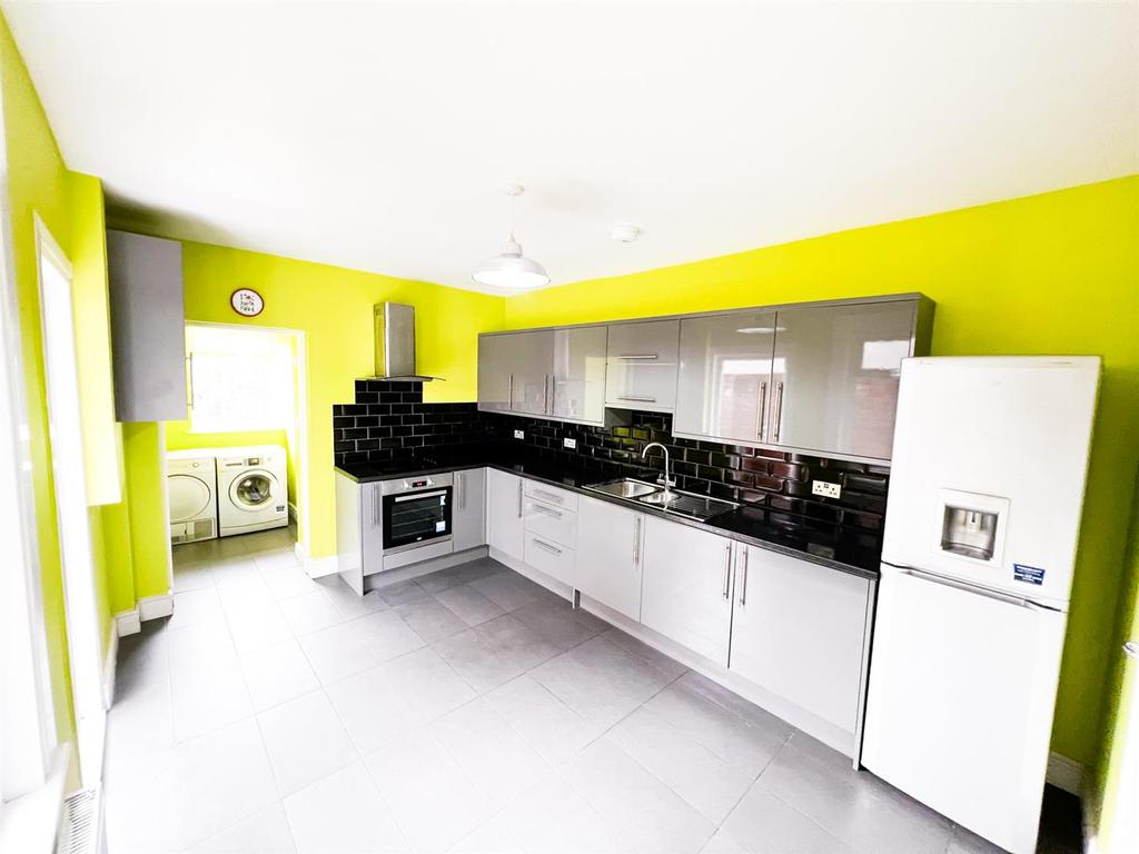 Faircross Avenue, Barking 4 bed end of terrace house £1,850 pcm (£427 pw)