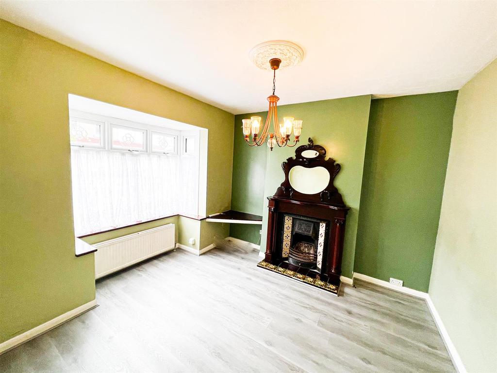 Faircross Avenue, Barking 4 bed end of terrace house £1,850 pcm (£427 pw)