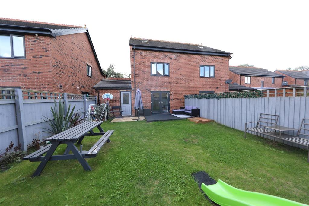 College Gardens, Hull 3 bed semidetached house £195,000