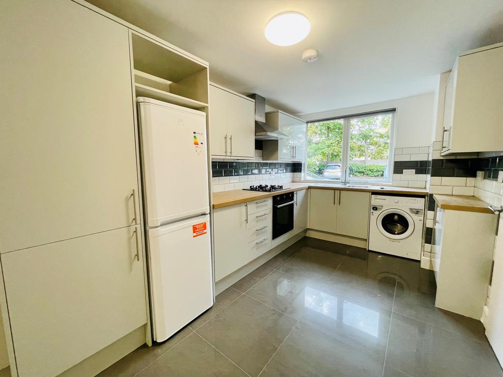 Campbell Road, Bow, E3 2 bed flat £1,750 pcm (£404 pw)