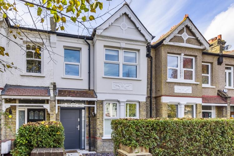 Prince Avenue London SW20 3 bed house £3,000 pcm (£692 pw)
